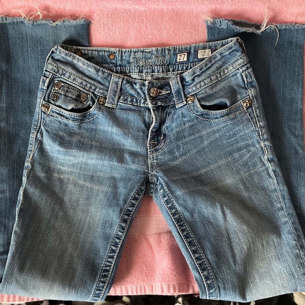 Miss Me 27x28.5 Low Rise Jeans Frayed Hem Rhinestone Studs Light Wash Y2K 2000s